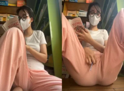 Người đẹp vừa đọc sách vừa nhét sextoy vào lồn