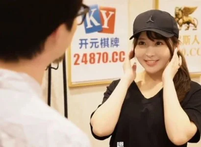 Cô nhân viên giao hàng dễ tính dễ tính lúc giao đồ