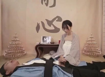 Nữ tu trẻ hỗ trợ vị đạo sĩ bị thương