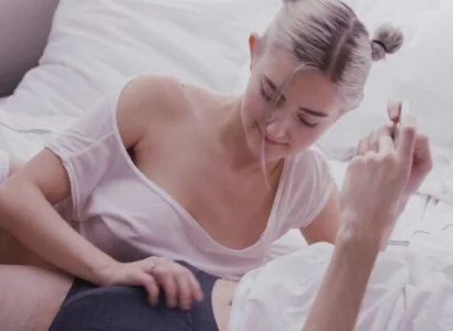 Cậu thanh niên đang nằm chơi điện tử không yên vì em người yêu đang nứng lồn