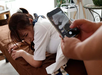 Thấy em nhân viên quá ngon đè ra hiếp