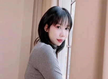 Cô gái trẻ xinh đẹp vào nhà thuê rồi địt nhau với chủ