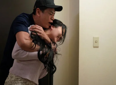 Nữ ca sĩ bị fan cuồng lạm dụng tình dục vì quá xinh đẹp làm mất kiểm soát