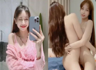Cặp đôi bạn thân là Lâm Thái Vy và bạn của cô ấy móc bím với nhau trên phát trực tiếp