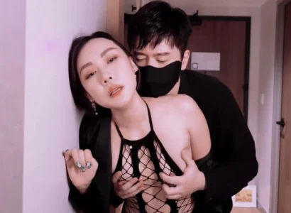 Bà vợ dâng thân cho sếp để trả nợ cho chồng