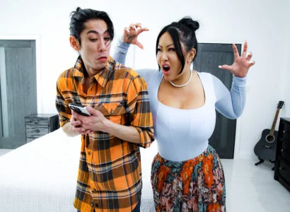 Con trai ấy giúp mẹ kế xăm trổ hàng múp đạt cực khoái