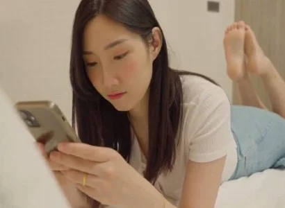 Người phụ nữ lén lút với gã nhân viên giao hàng