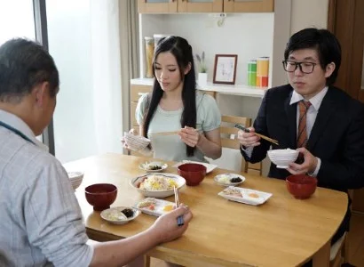 Nứng quá, con dâu banh vùng kín ra cho bố chồng nện
