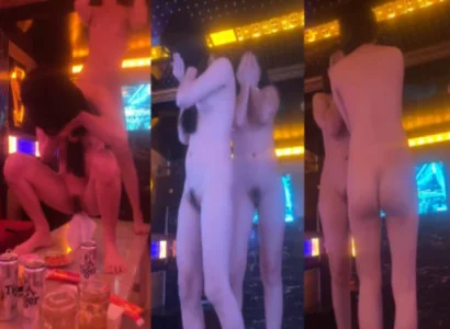 Người mẫu trình bày vũ điệu thoát y đầy khêu gợi tại quán hát