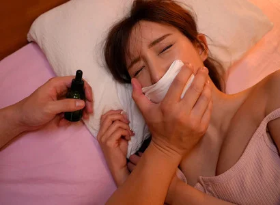 Người đàn ông đưa thuốc mê vào cơ thể cô em họ xinh đẹp và quan hệ